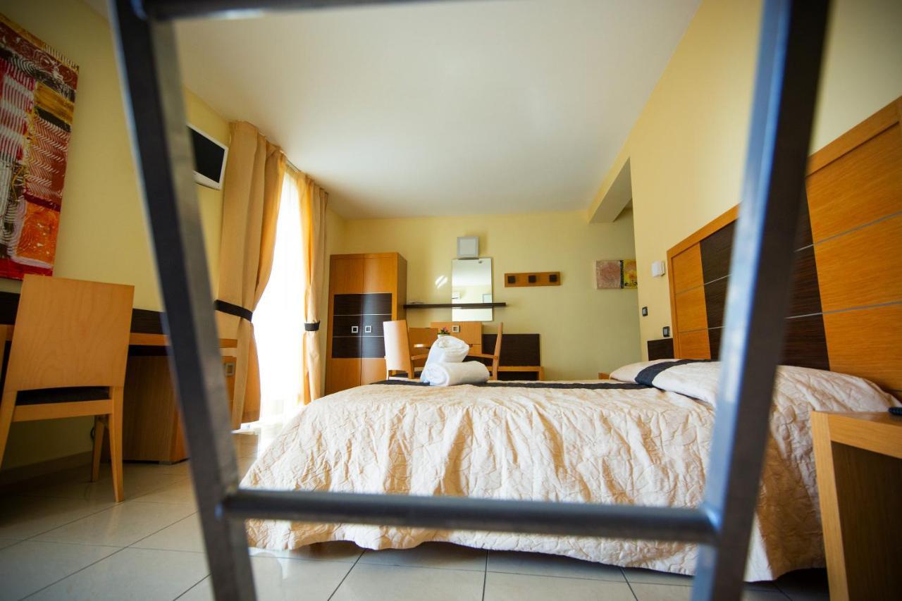 Ticho'S Greenblu Hotel Castellaneta Marina Exteriör bild